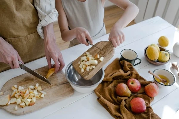 How to feed apples to cats